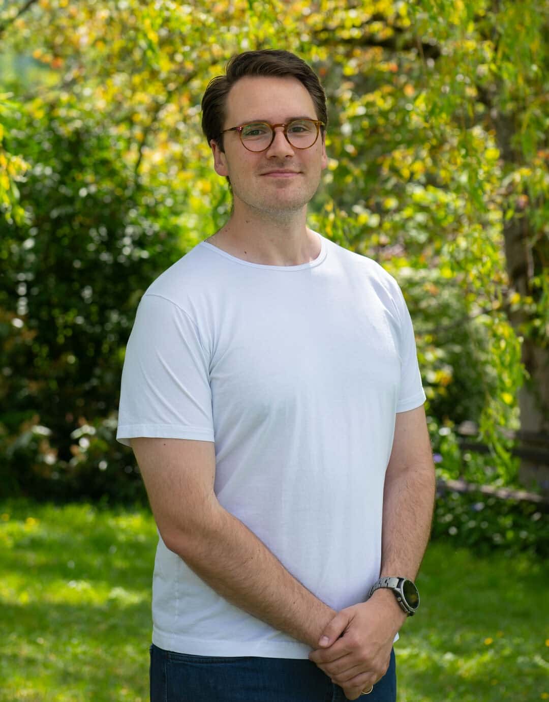 Maximilian Schmelzer, Softwareentwickler, vor grünem Hintergrund