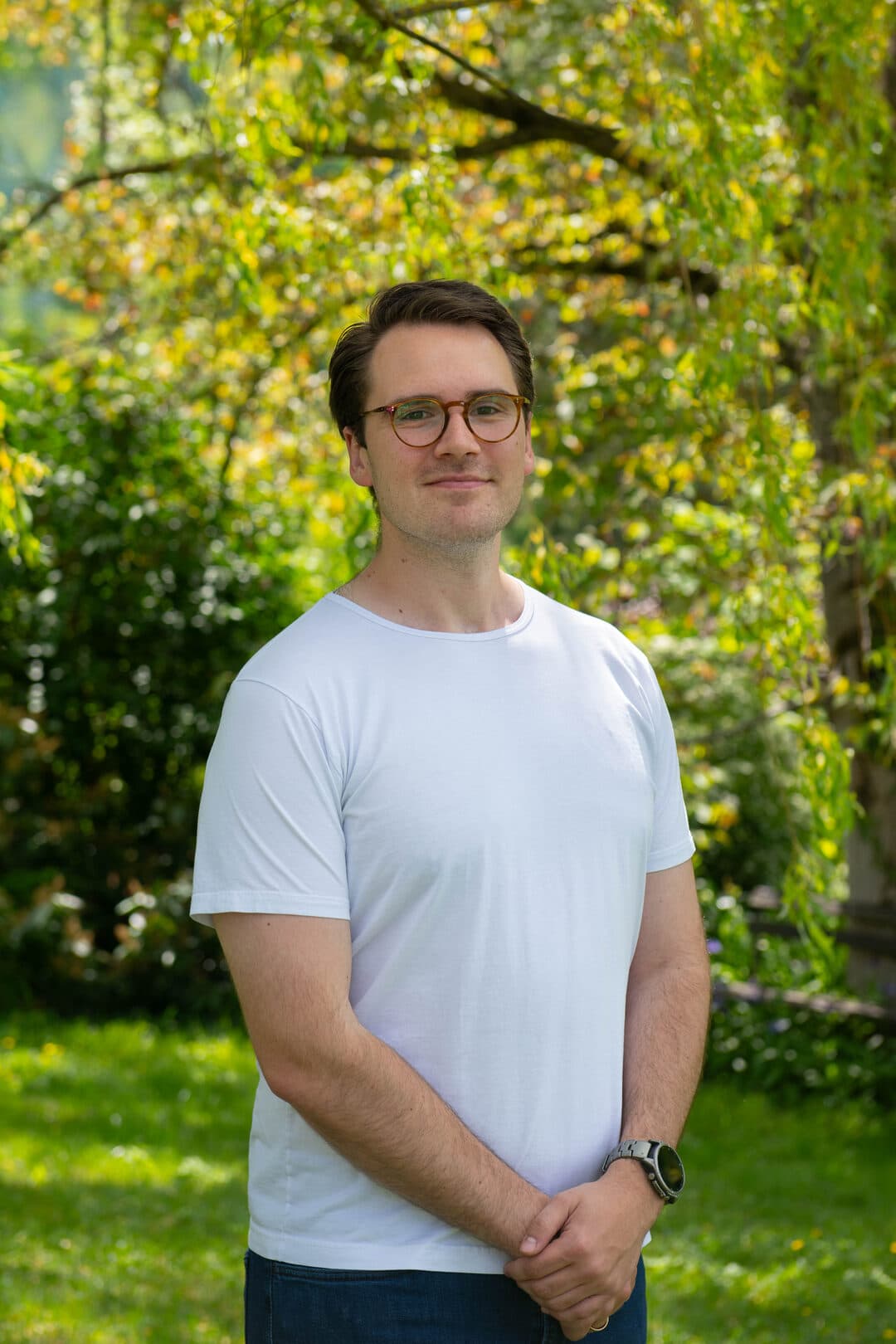 Maximilian Schmelzer, Webentwickler aus dem Remstal, vor grünem Hintergrund